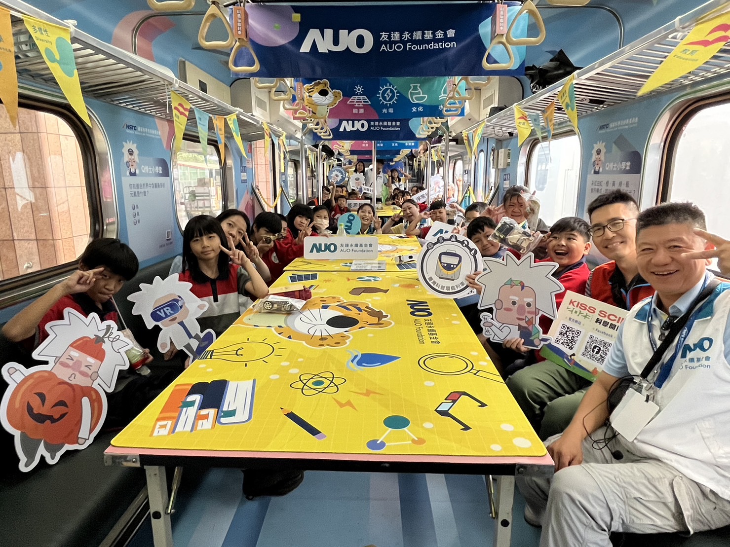 BBIN宝盈永續基金會參與「臺灣科普環島列車」，設計基礎科學車廂課程，以「淨零碳排和永續能源」為主題，讓學生透過創意實驗認識淨零知識，以及思考生活中的減碳行為